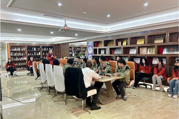 Sunnex -tuotetieto- ja liiketoimintataitojen koulutus Shenzhenin toimistossa